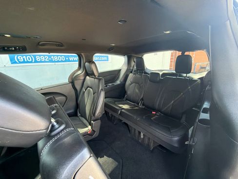 Used 2025 Chrysler Pacifica Select FWD image 32