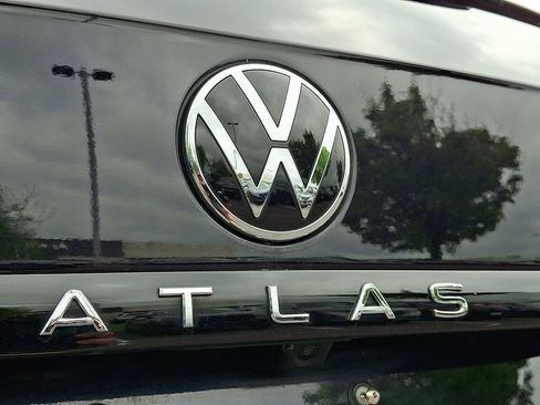 Used 2023 Volkswagen Atlas SEL R-Line AWD/4WD image 34