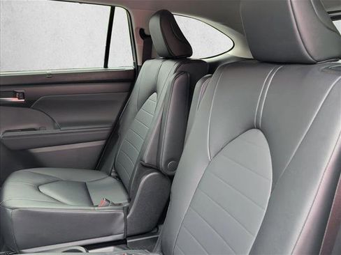 Used 2025 Toyota Highlander XLE FWD image 19