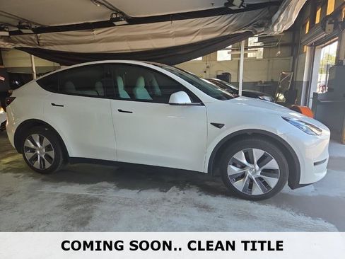 Used 2023 Tesla Model Y Long Range AWD/4WD image 1