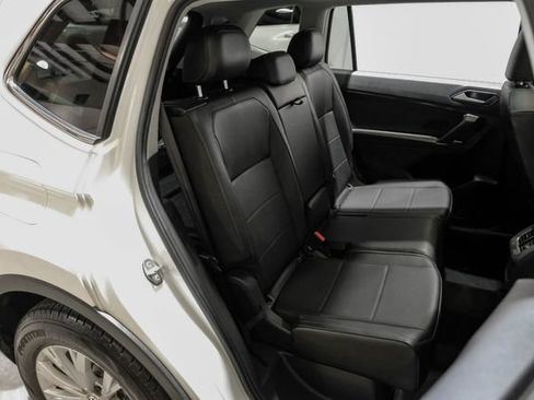 Used 2018 Volkswagen Tiguan SE w/ Panoramic Sunroof Package FWD image 34