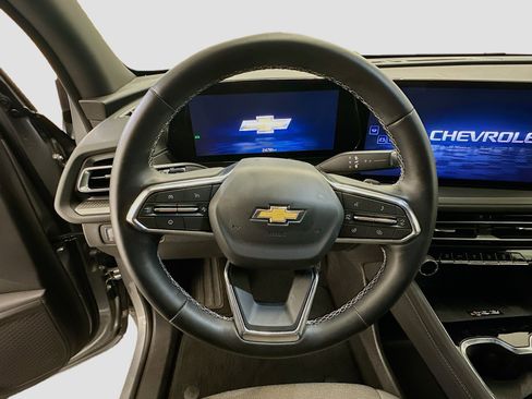 Used 2025 Chevrolet Traverse LT image 18
