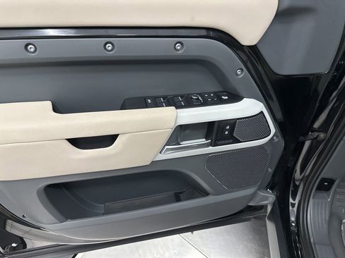 Used 2022 Land Rover Defender 110 SE image 11