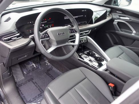 Used 2025 Audi Q5 Premium Plus w/ Premium Plus AWD/4WD image 11