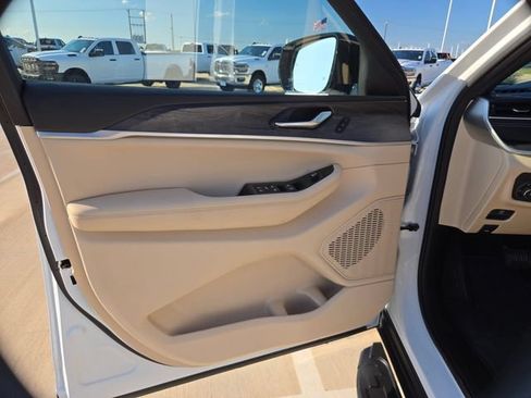Used 2025 Jeep Grand Cherokee L Limited RWD image 12