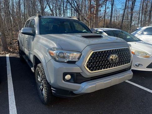 Used 2018 Toyota Tacoma TRD Sport image 2