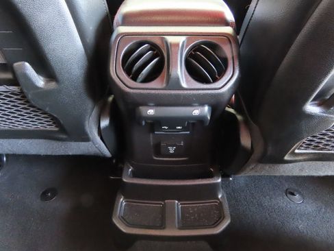 Used 2020 Jeep Wrangler Unlimited Rubicon w/ Quick Order Package 28Y Recon AWD/4WD image 31