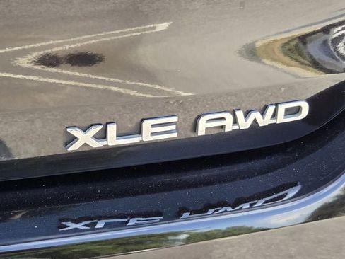 Used 2021 Toyota Highlander XLE AWD/4WD image 40