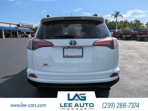 Used 2018 Toyota RAV4 LE FWD image 4