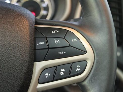Used 2017 Jeep Cherokee Limited w/ Luxury Group AWD/4WD image 17