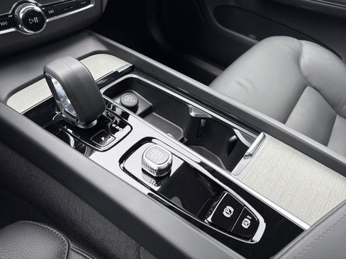 Certified 2025 Volvo XC60 B5 Plus w/ Climate Package image 26