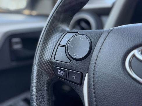 Used 2018 Toyota RAV4 LE image 17