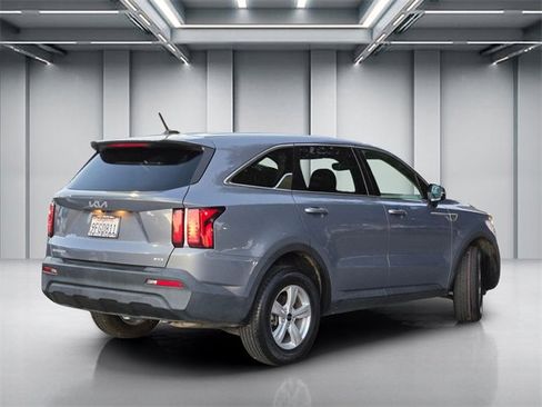 Used 2023 Kia Sorento LX image 4