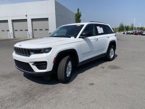 Certified 2023 Jeep Grand Cherokee Laredo w/ Luxury Tech Group I RWD image 6