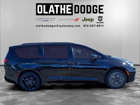 New 2026 Chrysler Pacifica Select image 8