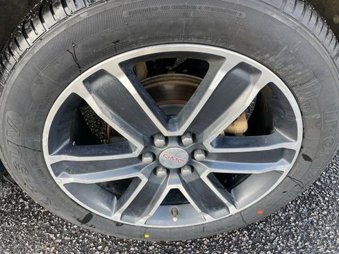 Used 2021 GMC Acadia SLT w/ Premium Package image 18