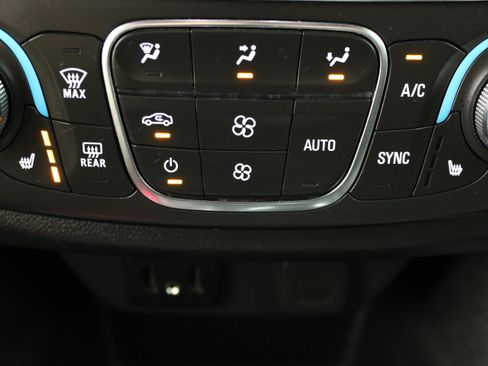 Used 2022 Chevrolet Traverse LT FWD image 22