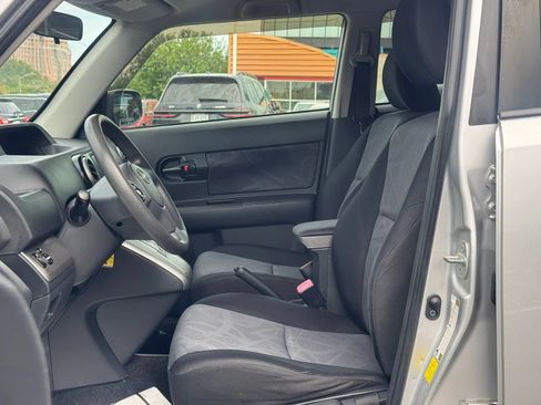 Used 2012 Scion xB FWD image 9