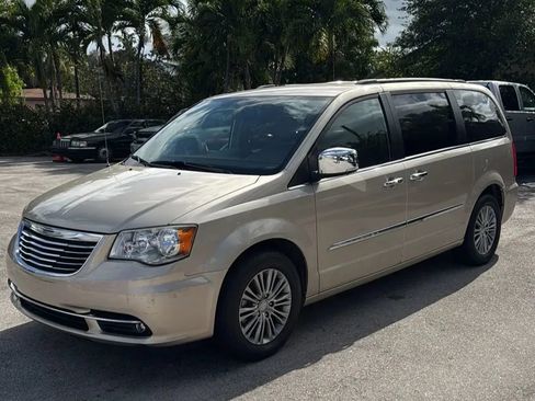 Used 2014 Chrysler Town & Country Touring-L w/ Driver Convenience Group FWD image 3