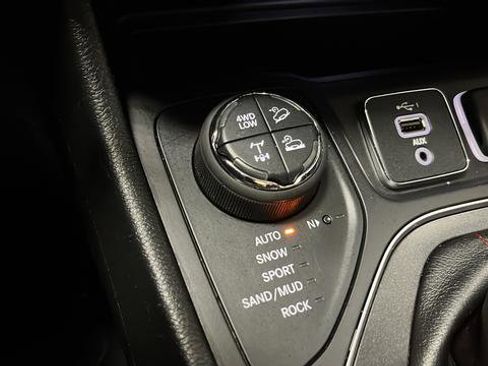 Used 2020 Jeep Cherokee Trailhawk AWD/4WD image 28