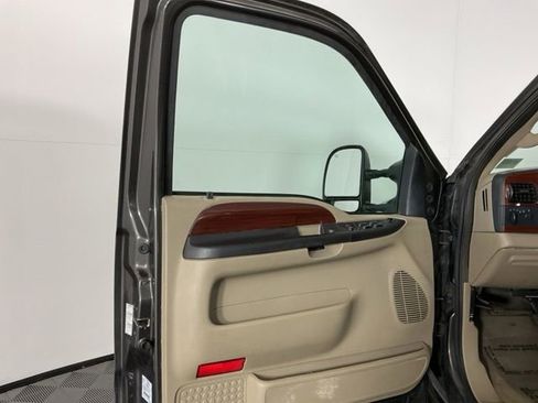 Used 2005 Ford F350 Lariat AWD/4WD image 9