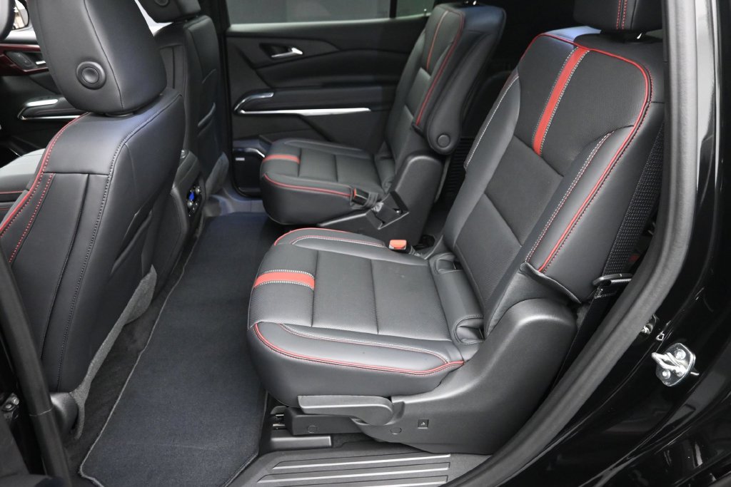New 2027 Chevrolet Traverse RS AWD/4WD image 14