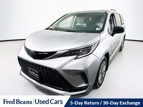 Certified 2023 Toyota Sienna XSE image 3