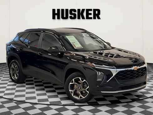 Used 2025 Chevrolet Trax LT FWD image 1