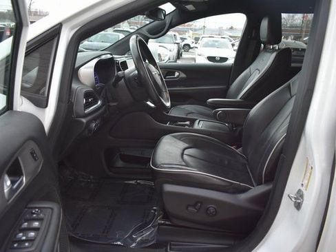 Used 2021 Chrysler Pacifica Limited w/ S Appearance Package FWD image 13