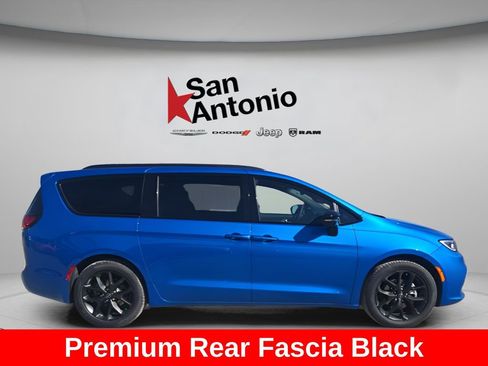 New 2026 Chrysler Pacifica Limited w/ S Appearance Package FWD image 9