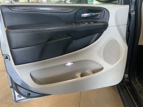 Used 2020 Dodge Grand Caravan SE w/ SE Plus Group FWD image 19