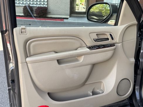 Used 2012 Cadillac Escalade 4WD Hybrid image 16