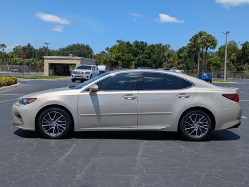 Used 2017 Lexus ES 350 w/ Luxury Package FWD image 3