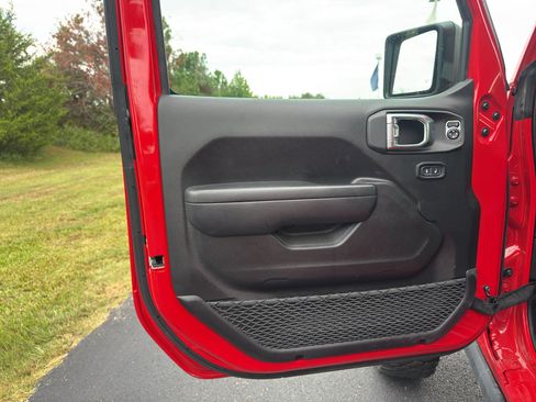 Used 2025 Jeep Wrangler Unlimited Rubicon AWD/4WD image 10
