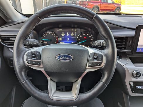 Used 2022 Ford Explorer XLT w/ Equipment Group 202A AWD/4WD image 22