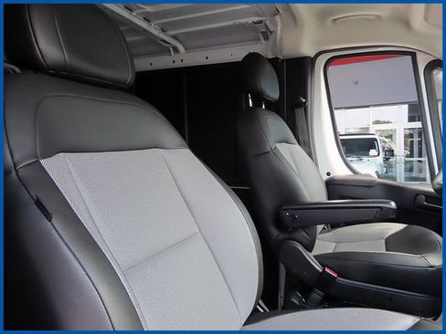 Used 2025 RAM ProMaster 2500 w/ Convenience Group FWD image 9