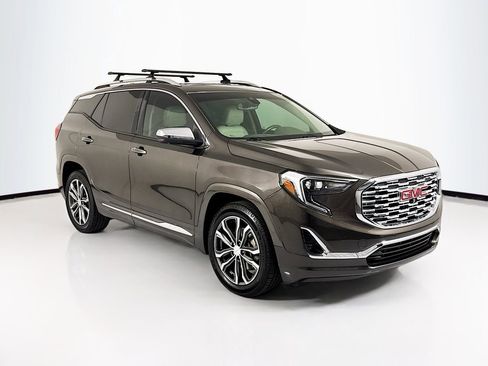 Used 2020 GMC Terrain Denali w/ Denali Premium Package FWD image 3