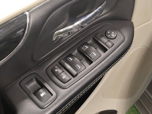 Used 2020 Dodge Grand Caravan SXT image 27