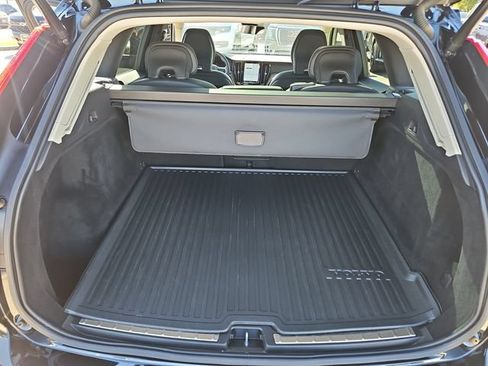 Used 2022 Volvo XC60 B5 Momentum w/ Climate Package AWD/4WD image 25