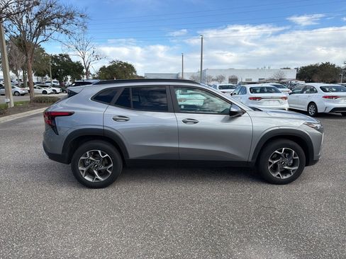 Used 2025 Chevrolet Trax LT w/ LT Convenience Package image 6