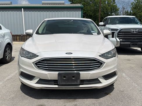 Used 2017 Ford Fusion SE w/ Fusion SE Technology Package FWD image 2
