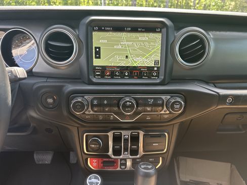Used 2023 Jeep Wrangler Unlimited Rubicon w/ Cold Weather Group AWD/4WD image 32