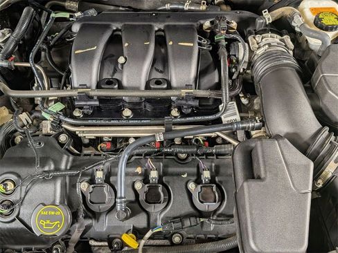 Used 2018 Ford Taurus Limited image 29