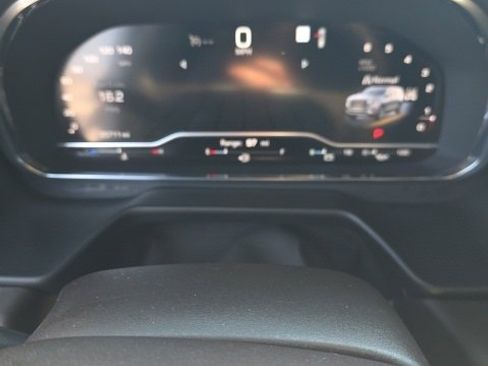 Used 2022 GMC Yukon SLT w/ SLT Premium Package image 4