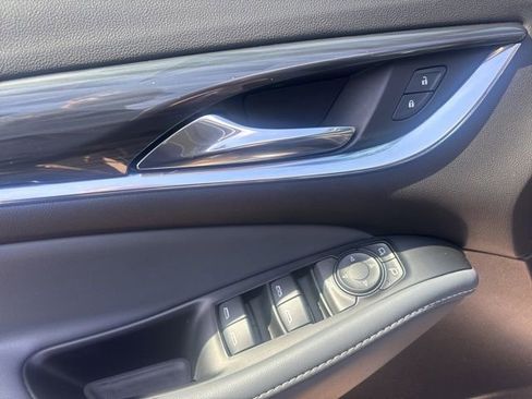 Used 2023 Buick Enclave Essence AWD/4WD image 4