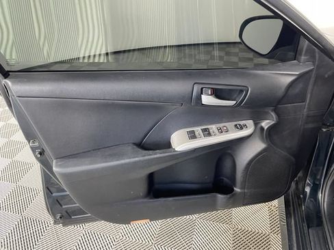 Used 2014 Toyota Camry SE w/ Moonroof Package FWD image 10