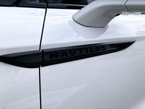 Used 2022 Lincoln Nautilus Reserve w/ Equipment Group 201A image 9