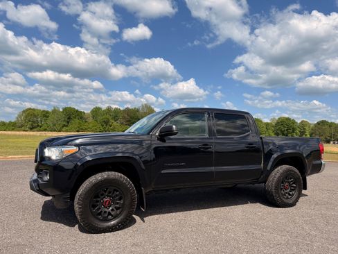 Used 2022 Toyota Tacoma SR5 RWD image 2