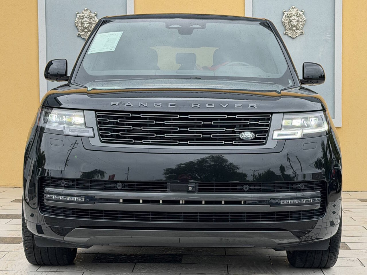 Used 2025 Land Rover Range Rover SE AWD/4WD image 2