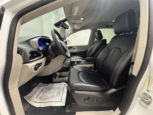 Used 2024 Chrysler Pacifica Select image 21